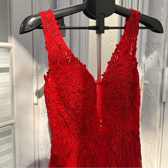 BASIX BLACK LABEL
D9267L
SLEEVELESS BEADED EMBROIDERED GOWN - Picture 3 of 14